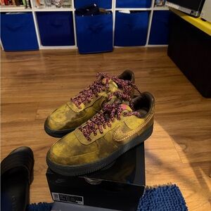 Nike Men's Gold and Black Sneakers